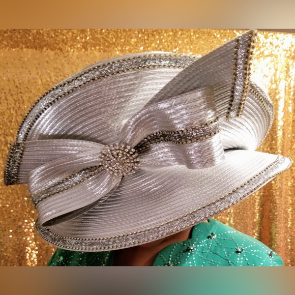 Beautiful Silver Fascinator Hat - Picture 3 of 4
